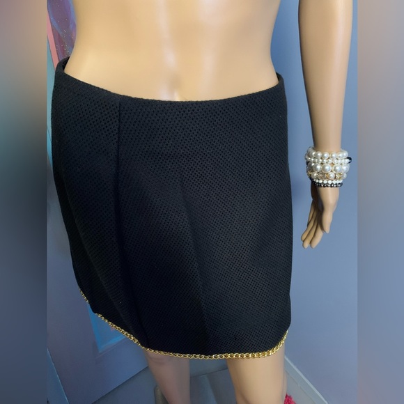 This retro miniskirt with gold chain hem detail~totally fashion forward style - Picture 2 of 12